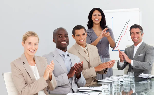 Business klappar på en presentation — Stockfoto