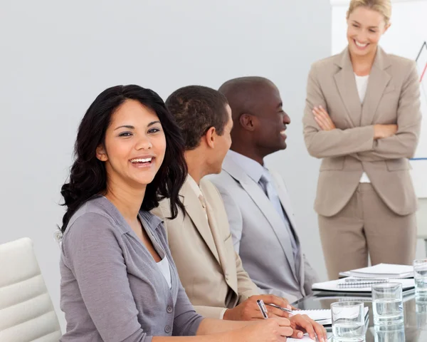 Geschäftsfrau bei einem Treffen lächelnd — Stockfoto