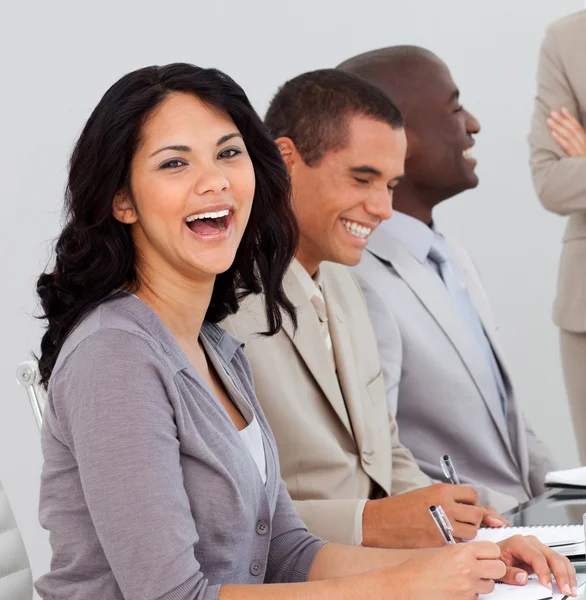 Mujer de negocios en una reunión sonriendo — Foto de Stock