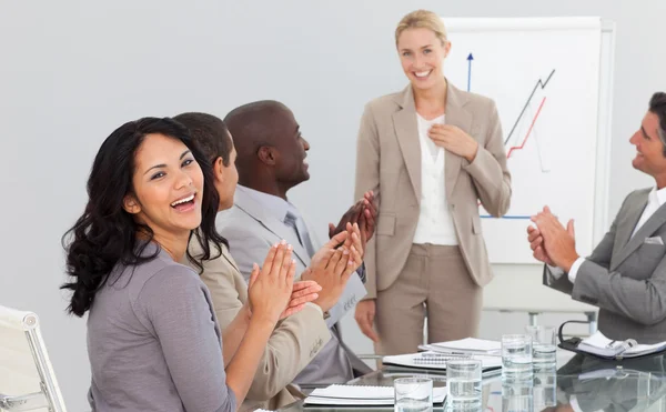 Zakenvrouw staande smilling na een presentatie — Stockfoto