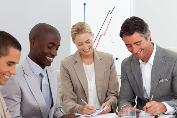 Retrato de un equipo empresarial en una reunión — Foto de Stock