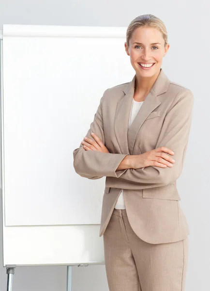 Affärskvinna som står vid en presentation styrelse — Stockfoto