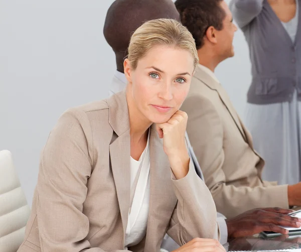 Vrouw vervelen tijdens een presentatie — Stockfoto