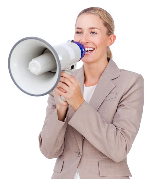 Aantrekkelijke zakenvrouw schreeuwen via een megafoon — Stockfoto