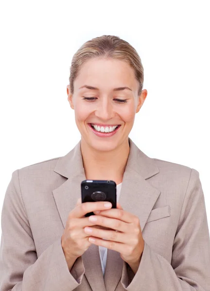 Positiva affärskvinna skicka en text — Stockfoto