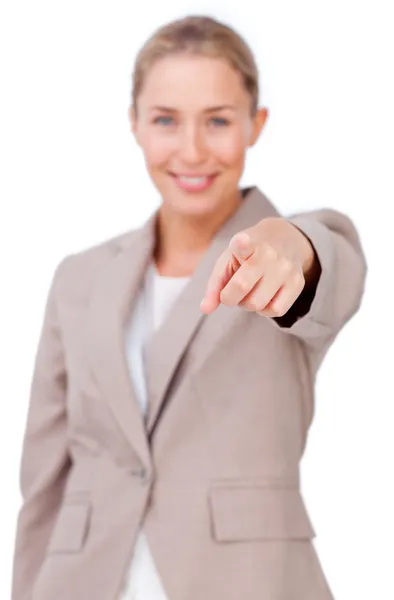 Påstridig affärskvinna pekar på kameran — Stockfoto