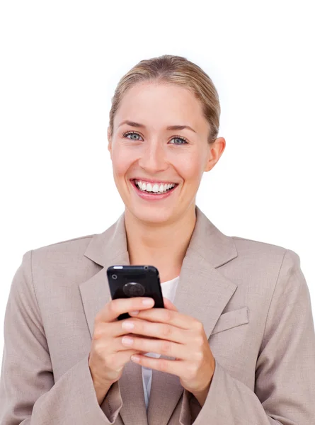 Självsäker affärskvinna skicka en text — Stockfoto