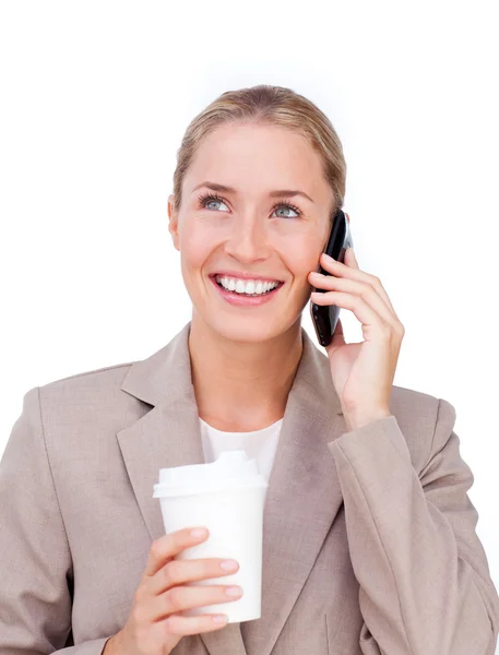 Улыбающаяся деловая женщина по телефону и пьющая кофе — стоковое фото