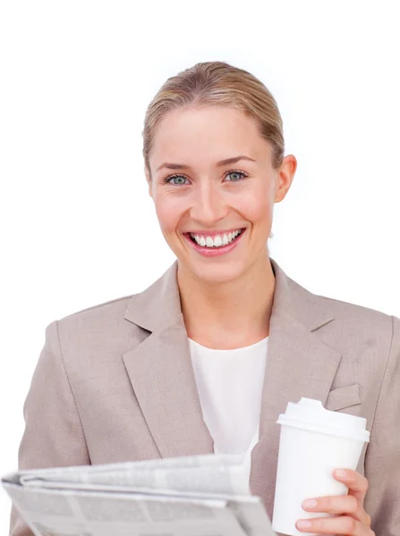 Geschäftsfrau liest Zeitung beim Kaffeetrinken — Stockfoto