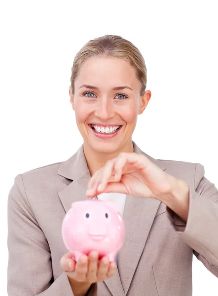 Durchsetzungsfähige Geschäftsfrau spart Geld in Sparschwein — Stockfoto