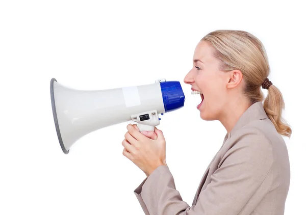 Empresária assertiva gritando através de um megafone — Fotografia de Stock