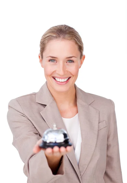 Mujer de negocios sonriente sosteniendo una campana — Foto de Stock