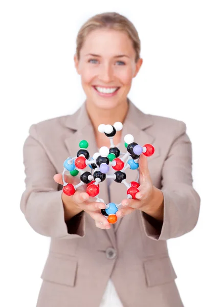 Улыбающаяся деловая женщина с молекулой в руках — стоковое фото