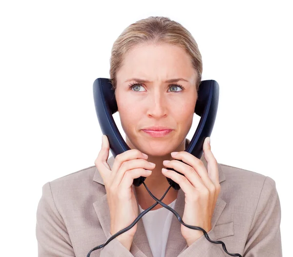 Stressad affärskvinna trassla in sig i telefon sladdar — Stockfoto