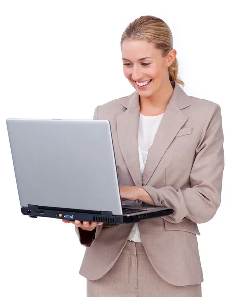 Mujer de negocios carismática usando un ordenador portátil —  Fotos de Stock