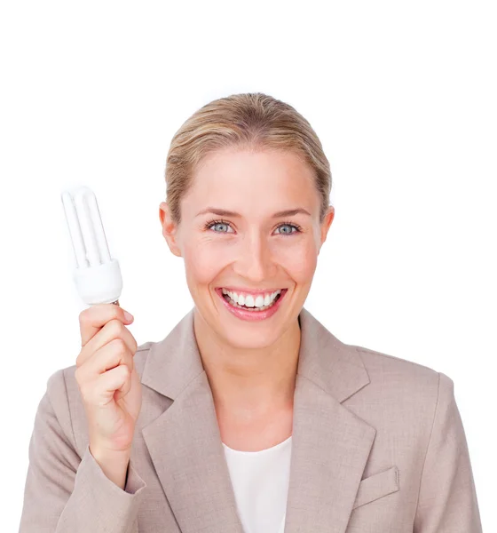 Позитивная деловая женщина держит энергосберегающую лампочку — стоковое фото