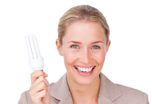 Femme d'affaires heureuse tenant une ampoule d'économie d'énergie — Photo