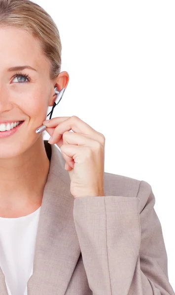 Close-up van een Glimlachende zakenvrouw via headset — Stockfoto