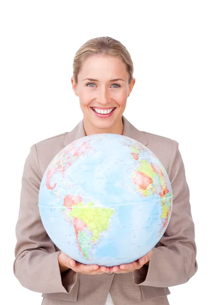 Молодая бизнесвумен улыбается глобальному расширению бизнеса — стоковое фото