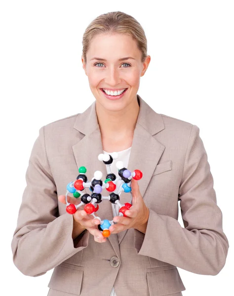 Молодая бизнесвумен держит в руках молекулу — стоковое фото
