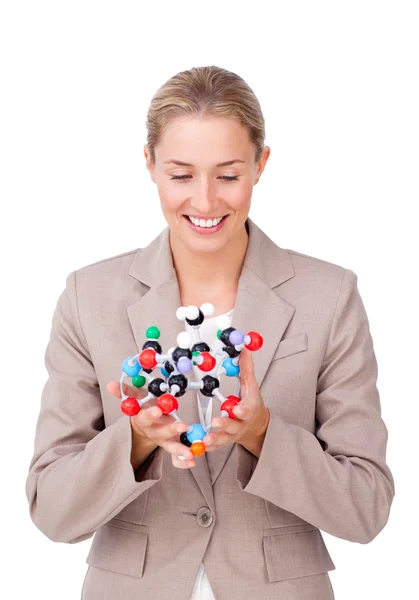 Selbstbewusste Geschäftsfrau blickt auf ein Molekül — Stockfoto