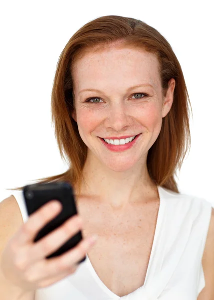 Atrakcyjna kobieta wysyłanie tekstu — Zdjęcie stockowe