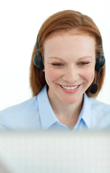 Retrato de uma mulher de negócios sorridente em um computador — Fotografia de Stock