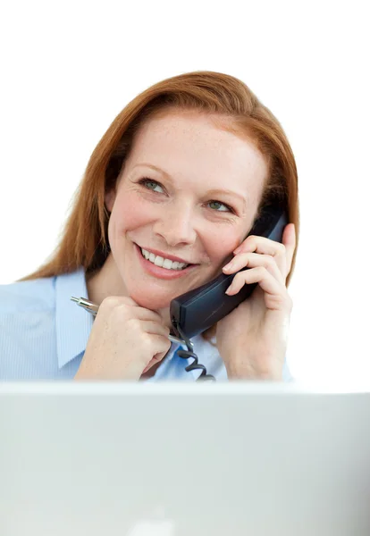 Mulher de negócios no telefone em um computador — Fotografia de Stock