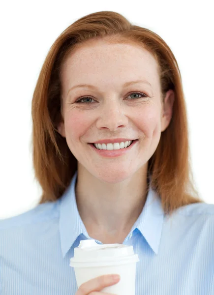 Lächelnde Geschäftsfrau beim Kaffeetrinken — Stockfoto