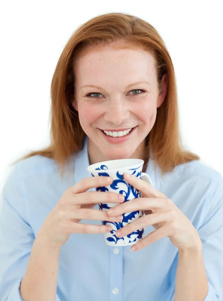 Giovane donna d'affari in possesso di una tazza di caffè — Foto Stock