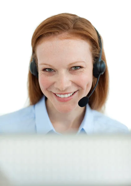 Agente de servicio al cliente sonriente con auriculares — Foto de Stock