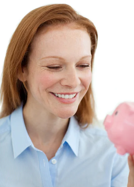 Jonge zakenvrouw geld te besparen in een spaarpot — Stockfoto