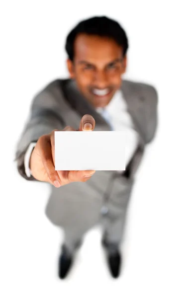 Homem de negócios étnico sorridente segurando um cartão branco — Fotografia de Stock