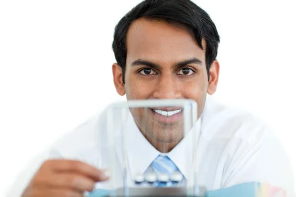 Empresário sorridente brincando com bolas cinéticas — Fotografia de Stock