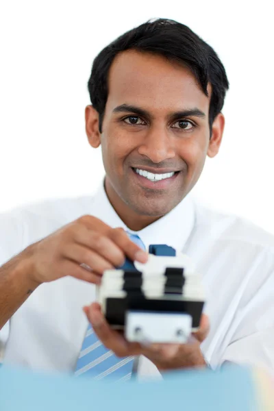 Smiling businessman searching for the index — Stockfoto