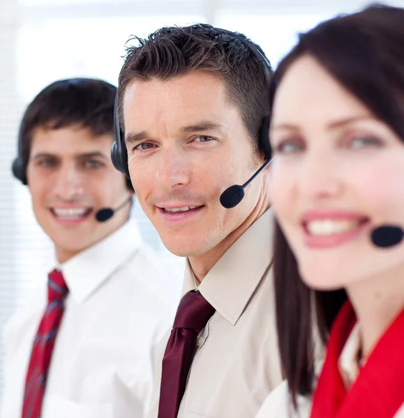 Kundendienstmitarbeiter mit Kopfhörern an — Stockfoto