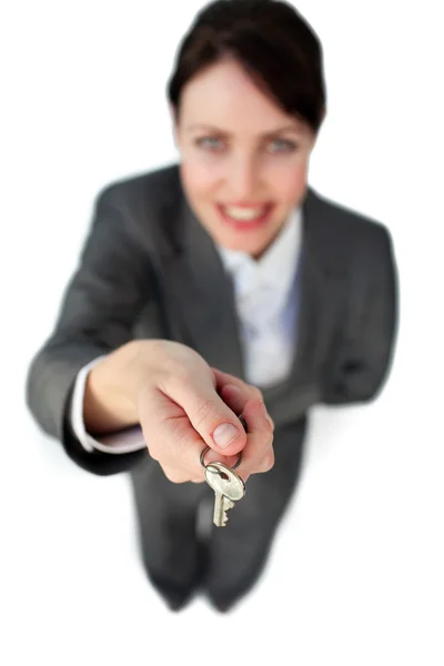 Empresária sorridente segurando uma chave — Fotografia de Stock