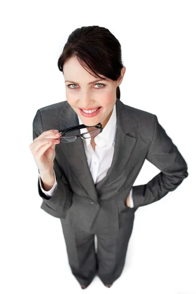 Самозабезпечена бізнес-леді тримає окуляри — стокове фото