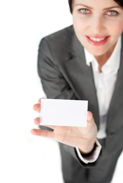 Karizmatikus üzletasszony mutatja egy fehér kártya — Stock Fotó