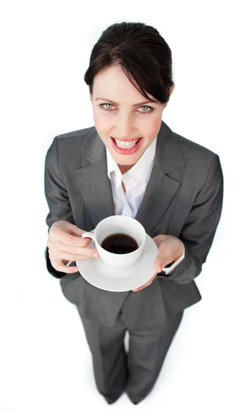 Блестящая деловая женщина пьет чашку кофе — стоковое фото