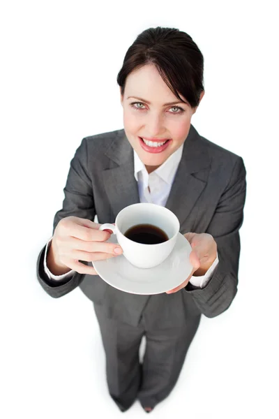 Selbstbewusste Geschäftsfrau trinkt eine Tasse Kaffee — Stockfoto