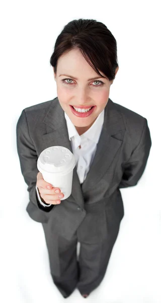 Приваблива бізнес-леді тримає чашку для пиття — стокове фото