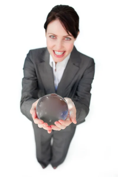 Leende affärskvinna innehar en kristallkula — Stockfoto