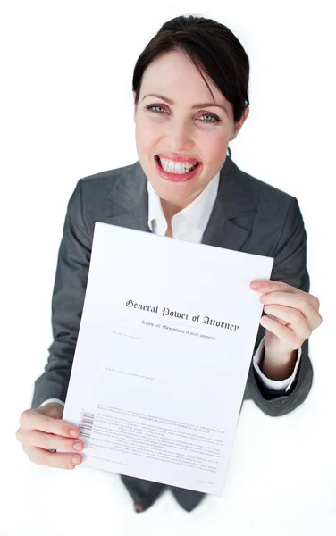 Strahlende Geschäftsfrau zeigt ein juristisches Dokument — Stockfoto
