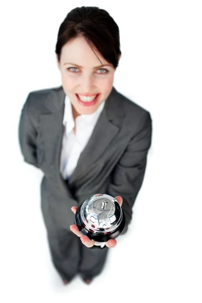 Encantadora mujer de negocios caucásica mostrando una campana de servicio — Foto de Stock