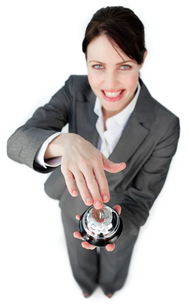 Mujer de negocios alegre usando una campana de servicio — Foto de Stock