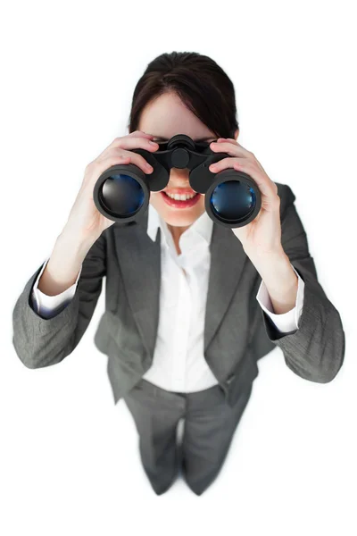 Självsäker affärskvinna tittar genom kikare — Stockfoto