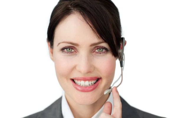 Mulher de negócios sorrindo usando fone de ouvido — Fotografia de Stock