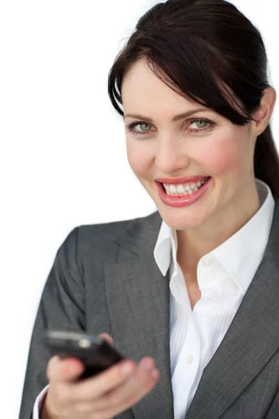 Donna d'affari positiva utilizzando un telefono cellulare — Foto Stock