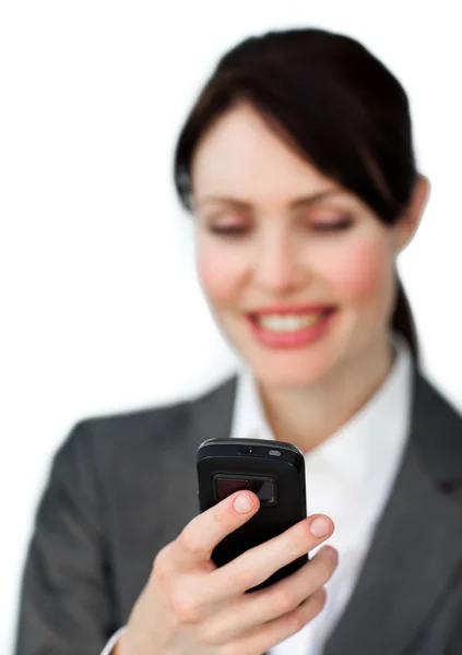 Femme d'affaires rayonnante tenant un téléphone — Photo